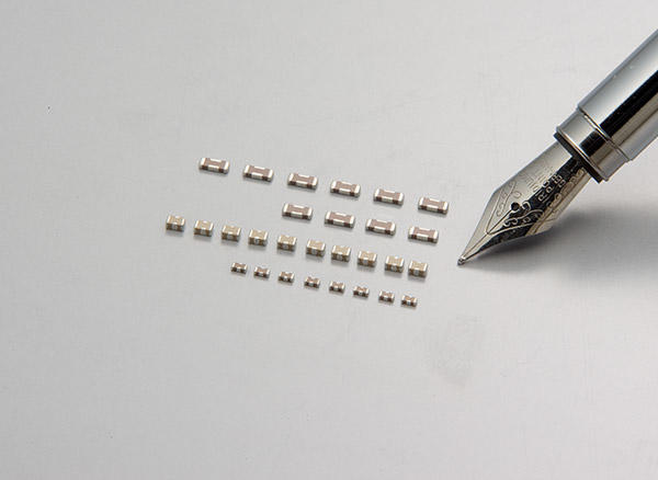 Chip Type Three-Terminal Capacitors